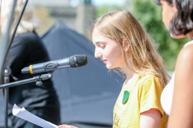TORONONTO, ONTARIO, CANADA - 27 Eylül 2019: 'Gelecek İçin Cuma' iklim değişikliği protestosu. Küresel İklim Grevi 'nde binlerce insan pankartlarla yürüyor