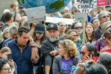 TORONONTO, ONTARIO, CANADA - 27 Eylül 2019: 'Gelecek İçin Cuma' iklim değişikliği protestosu. Küresel İklim Grevi 'nde binlerce insan pankartlarla yürüyor