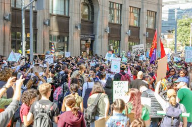 TORONONTO, ONTARIO, CANADA - 27 Eylül 2019: 'Gelecek İçin Cuma' iklim değişikliği protestosu. Küresel İklim Grevi 'nde binlerce insan pankartlarla yürüyor