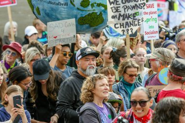 TORONONTO, ONTARIO, CANADA - 27 Eylül 2019: 'Gelecek İçin Cuma' iklim değişikliği protestosu. Küresel İklim Grevi 'nde binlerce insan pankartlarla yürüyor