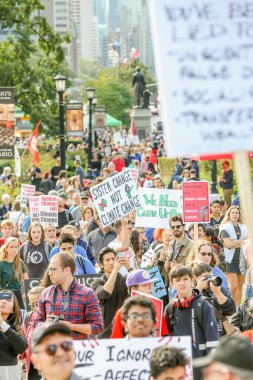 TORONONTO, ONTARIO, CANADA - 27 Eylül 2019: 'Gelecek İçin Cuma' iklim değişikliği protestosu. Küresel İklim Grevi 'nde binlerce insan pankartlarla yürüyor