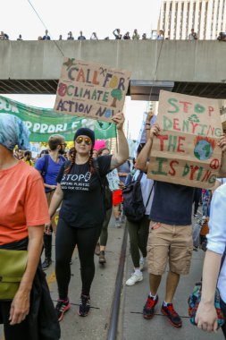 TORONONTO, ONTARIO, CANADA - 27 Eylül 2019: 'Gelecek İçin Cuma' iklim değişikliği protestosu. Küresel İklim Grevi 'nde binlerce insan pankartlarla yürüyor