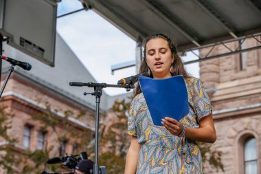 TORONONTO, ONTARIO, CANADA - 27 Eylül 2019: 'Gelecek İçin Cuma' iklim değişikliği protestosu. Küresel İklim Grevi 'nde binlerce insan pankartlarla yürüyor