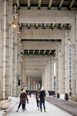 TORONTO, CANADA - 9 HAZİRAN 2018: BENTESİN KALANINDA İNSANLAR. Bentway, Bahçe Otobanı 'nın altında bir kaykay pisti..