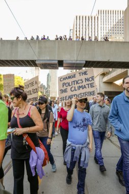 TORONONTO, ONTARIO, CANADA - 27 Eylül 2019: 'Gelecek İçin Cuma' iklim değişikliği protestosu. Küresel İklim Grevi 'nde binlerce insan pankartlarla yürüyor