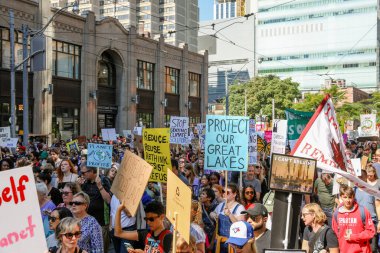TORONONTO, ONTARIO, CANADA - 27 Eylül 2019: 'Gelecek İçin Cuma' iklim değişikliği protestosu. Küresel İklim Grevi 'nde binlerce insan pankartlarla yürüyor