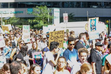 TORONONTO, ONTARIO, CANADA - 27 Eylül 2019: 'Gelecek İçin Cuma' iklim değişikliği protestosu. Küresel İklim Grevi 'nde binlerce insan pankartlarla yürüyor