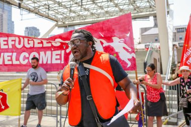 TORONTO, ONTARIO, CANADA - 11 Ağustos 2018: Sözcü protestocularla konuşuyor. 