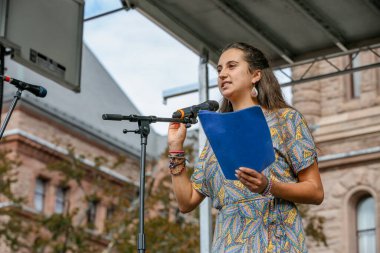 TORONONTO, ONTARIO, CANADA - 27 Eylül 2019: 'Gelecek İçin Cuma' iklim değişikliği protestosu. Küresel İklim Grevi 'nde binlerce insan pankartlarla yürüyor