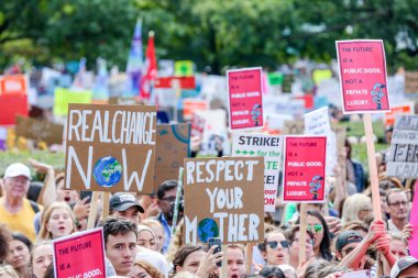 TORONONTO, ONTARIO, CANADA - 27 Eylül 2019: 'Gelecek İçin Cuma' iklim değişikliği protestosu. Küresel İklim Grevi 'nde binlerce insan pankartlarla yürüyor