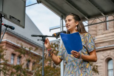TORONONTO, ONTARIO, CANADA - 27 Eylül 2019: 'Gelecek İçin Cuma' iklim değişikliği protestosu. Küresel İklim Grevi 'nde binlerce insan pankartlarla yürüyor