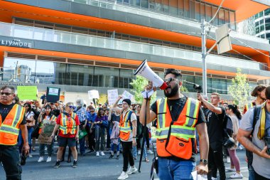 TORONONTO, ONTARIO, CANADA - 27 Eylül 2019: 'Gelecek İçin Cuma' iklim değişikliği protestosu. Küresel İklim Grevi 'nde binlerce insan pankartlarla yürüyor