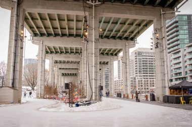 TORONTO, CANADA - 9 HAZİRAN 2018: BENTESİN KALANINDA İNSANLAR. Bentway, Bahçe Otobanı 'nın altında bir kaykay pisti..