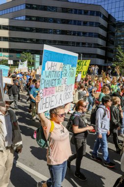 TORONONTO, ONTARIO, CANADA - 27 Eylül 2019: 'Gelecek İçin Cuma' iklim değişikliği protestosu. Küresel İklim Grevi 'nde binlerce insan pankartlarla yürüyor