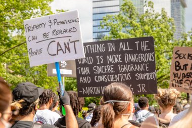 TORONONONONONTO, ONTARIO, CANADA - 6 Haziran 2020: Siyahi Yaşamlar ve George Floyd 'un ölümü ve polis adaletsizliğine karşı dayanışma içinde.