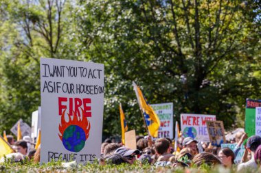 TORONONTO, ONTARIO, CANADA - 27 Eylül 2019: 'Gelecek İçin Cuma' iklim değişikliği protestosu. Küresel İklim Grevi 'nde binlerce insan pankartlarla yürüyor