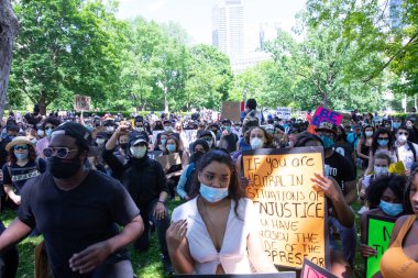 TORONONONONONTO, ONTARIO, CANADA - 6 Haziran 2020: Siyahi Yaşamlar ve George Floyd 'un ölümü ve polis adaletsizliğine karşı dayanışma içinde.