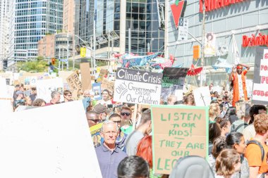 TORONONTO, ONTARIO, CANADA - 27 Eylül 2019: 'Gelecek İçin Cuma' iklim değişikliği protestosu. Küresel İklim Grevi 'nde binlerce insan pankartlarla yürüyor