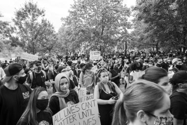 TORONONONONONTO, ONTARIO, CANADA - 6 Haziran 2020: Siyahi Yaşamlar ve George Floyd 'un ölümü ve polis adaletsizliğine karşı dayanışma içinde.