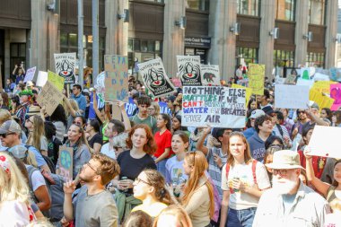 TORONONTO, ONTARIO, CANADA - 27 Eylül 2019: 'Gelecek İçin Cuma' iklim değişikliği protestosu. Küresel İklim Grevi 'nde binlerce insan pankartlarla yürüyor