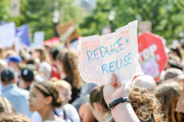 TORONONTO, ONTARIO, CANADA - 27 Eylül 2019: 'Gelecek İçin Cuma' iklim değişikliği protestosu. Küresel İklim Grevi 'nde binlerce insan pankartlarla yürüyor