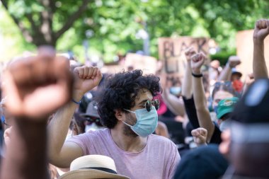 TORONONONONONTO, ONTARIO, CANADA - 6 Haziran 2020: Siyahi Yaşamlar ve George Floyd 'un ölümü ve polis adaletsizliğine karşı dayanışma içinde.