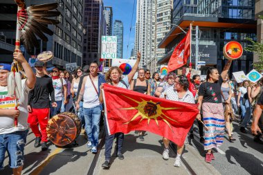 TORONONTO, ONTARIO, CANADA - 27 Eylül 2019: 'Gelecek İçin Cuma' iklim değişikliği protestosu. Küresel İklim Grevi 'nde binlerce insan pankartlarla yürüyor