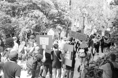 TORONONONONONTO, ONTARIO, CANADA - 6 Haziran 2020: Siyahi Yaşamlar ve George Floyd 'un ölümü ve polis adaletsizliğine karşı dayanışma içinde.