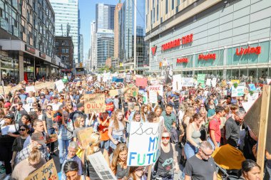 TORONONTO, ONTARIO, CANADA - 27 Eylül 2019: 'Gelecek İçin Cuma' iklim değişikliği protestosu. Küresel İklim Grevi 'nde binlerce insan pankartlarla yürüyor