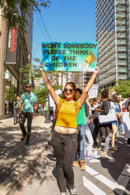 TORONONTO, ONTARIO, CANADA - 27 Eylül 2019: 'Gelecek İçin Cuma' iklim değişikliği protestosu. Küresel İklim Grevi 'nde binlerce insan pankartlarla yürüyor