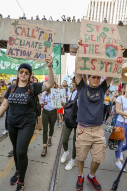 TORONONTO, ONTARIO, CANADA - 27 Eylül 2019: 'Gelecek İçin Cuma' iklim değişikliği protestosu. Küresel İklim Grevi 'nde binlerce insan pankartlarla yürüyor
