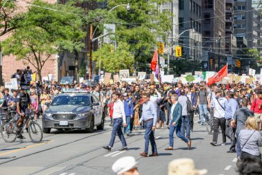 TORONONTO, ONTARIO, CANADA - 27 Eylül 2019: 'Gelecek İçin Cuma' iklim değişikliği protestosu. Küresel İklim Grevi 'nde binlerce insan pankartlarla yürüyor