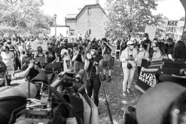 TORONONONONONTO, ONTARIO, CANADA - 6 Haziran 2020: Siyahi Yaşamlar ve George Floyd 'un ölümü ve polis adaletsizliğine karşı dayanışma içinde.