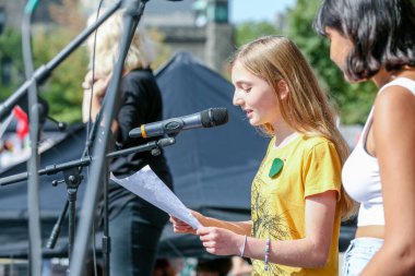 TORONONTO, ONTARIO, CANADA - 27 Eylül 2019: 'Gelecek İçin Cuma' iklim değişikliği protestosu. Küresel İklim Grevi 'nde binlerce insan pankartlarla yürüyor