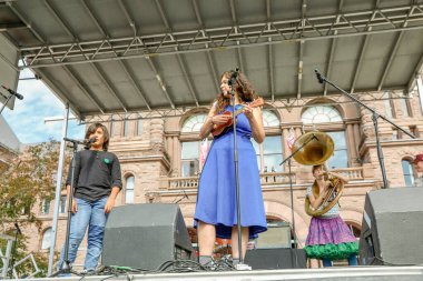 TORONONTO, ONTARIO, CANADA - 27 Eylül 2019: 'Gelecek İçin Cuma' iklim değişikliği protestosu. Küresel İklim Grevi 'nde binlerce insan pankartlarla yürüyor