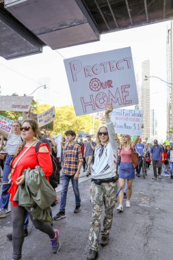 TORONONTO, ONTARIO, CANADA - 27 Eylül 2019: 'Gelecek İçin Cuma' iklim değişikliği protestosu. Küresel İklim Grevi 'nde binlerce insan pankartlarla yürüyor