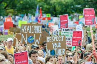 TORONONTO, ONTARIO, CANADA - 27 Eylül 2019: 'Gelecek İçin Cuma' iklim değişikliği protestosu. Küresel İklim Grevi 'nde binlerce insan pankartlarla yürüyor