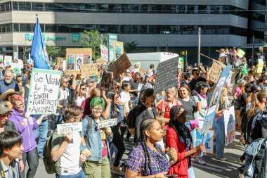 TORONONTO, ONTARIO, CANADA - 27 Eylül 2019: 'Gelecek İçin Cuma' iklim değişikliği protestosu. Küresel İklim Grevi 'nde binlerce insan pankartlarla yürüyor