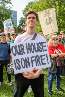 TORONONTO, ONTARIO, CANADA - 27 Eylül 2019: 'Gelecek İçin Cuma' iklim değişikliği protestosu. Küresel İklim Grevi 'nde binlerce insan pankartlarla yürüyor