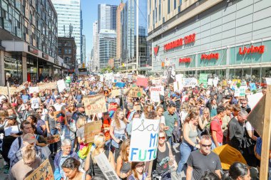 TORONONTO, ONTARIO, CANADA - 27 Eylül 2019: 'Gelecek İçin Cuma' iklim değişikliği protestosu. Küresel İklim Grevi 'nde binlerce insan pankartlarla yürüyor