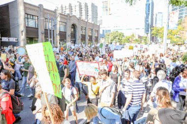 TORONONTO, ONTARIO, CANADA - 27 Eylül 2019: 'Gelecek İçin Cuma' iklim değişikliği protestosu. Küresel İklim Grevi 'nde binlerce insan pankartlarla yürüyor