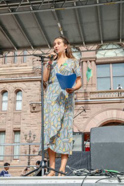 TORONONTO, ONTARIO, CANADA - 27 Eylül 2019: 'Gelecek İçin Cuma' iklim değişikliği protestosu. Küresel İklim Grevi 'nde binlerce insan pankartlarla yürüyor