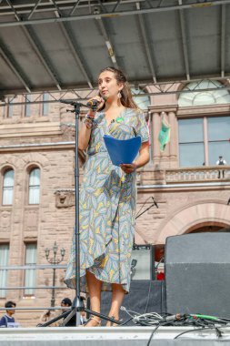 TORONONTO, ONTARIO, CANADA - 27 Eylül 2019: 'Gelecek İçin Cuma' iklim değişikliği protestosu. Küresel İklim Grevi 'nde binlerce insan pankartlarla yürüyor