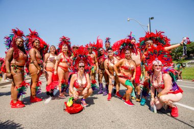 TORONONTO, ONTARIO, CANADA - 3 Ağustos 2019: Kuzey Amerika 'nın en büyük sokak festivallerinden biri olan Toronto Karayip Karnaval Büyük Geçidi katılımcıları.