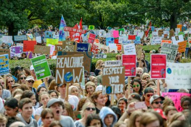 TORONONTO, ONTARIO, CANADA - 27 Eylül 2019: 'Gelecek İçin Cuma' iklim değişikliği protestosu. Küresel İklim Grevi 'nde binlerce insan pankartlarla yürüyor