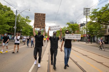 TORONONONONONTO, ONTARIO, CANADA - 6 Haziran 2020: Siyahi Yaşamlar ve George Floyd 'un ölümü ve polis adaletsizliğine karşı dayanışma içinde.