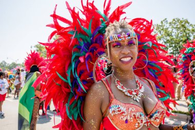 TORONONTO, ONTARIO, CANADA - 3 Ağustos 2019: Kuzey Amerika 'nın en büyük sokak festivallerinden biri olan Toronto Karayip Karnaval Büyük Geçidi katılımcıları.