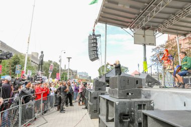 TORONONTO, ONTARIO, CANADA - 27 Eylül 2019: 'Gelecek İçin Cuma' iklim değişikliği protestosu. Küresel İklim Grevi 'nde binlerce insan pankartlarla yürüyor