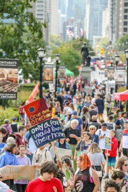 TORONONTO, ONTARIO, CANADA - 27 Eylül 2019: 'Gelecek İçin Cuma' iklim değişikliği protestosu. Küresel İklim Grevi 'nde binlerce insan pankartlarla yürüyor