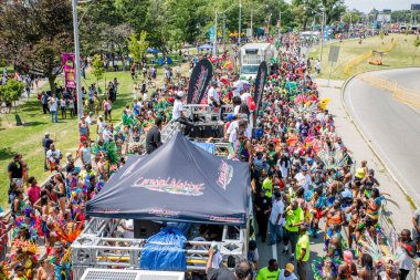 TORONONTO, ONTARIO, CANADA - 3 Ağustos 2019: Kuzey Amerika 'nın en büyük sokak festivallerinden biri olan Toronto Karayip Karnaval Büyük Geçidi katılımcıları.